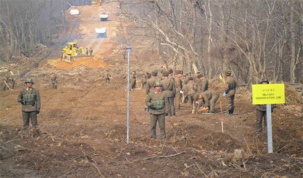 11月22日，在军事分界线附近，韩朝人员正在进行公路连接工作。
