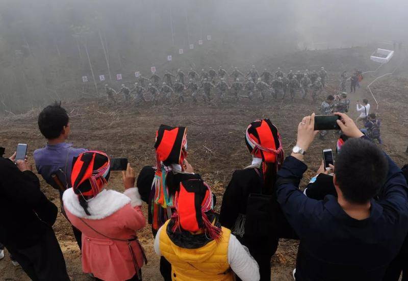 2018年11月16日，中越边境云南段已扫雷场移交仪式上，南部战区陆军云南扫雷大队官兵在云南省麻栗坡县老山西侧坝子雷场手拉着手徒步验收已扫雷场。彭希摄