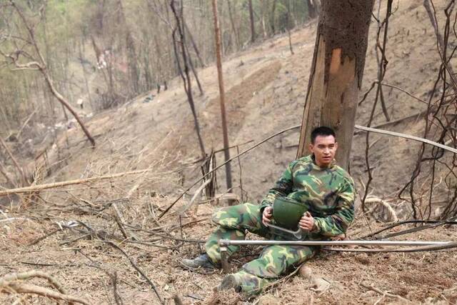 在老山某雷场扫雷间隙，杜富国靠着一棵大树休息。黄巧摄