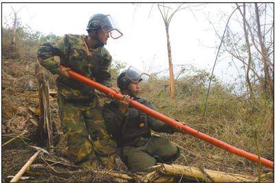 杜富国（左）和战友一起设置扫雷爆破筒。杨萌摄