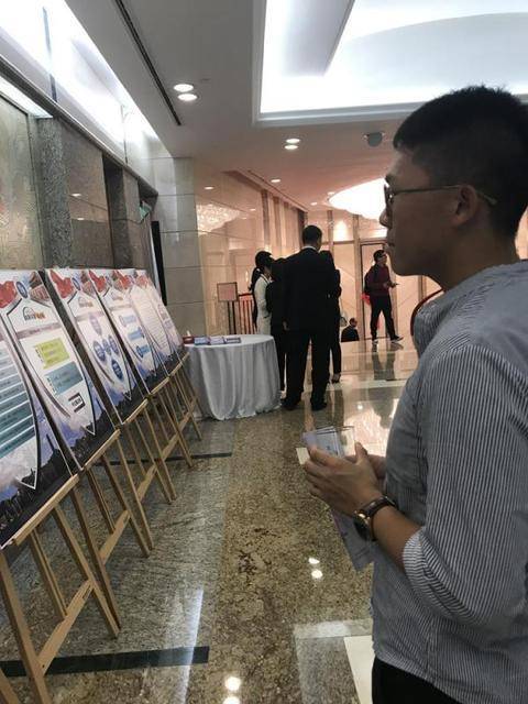 香港入境事务处主任罗先生在“领事知识话你知”展板前细阅内容（图：大公网）