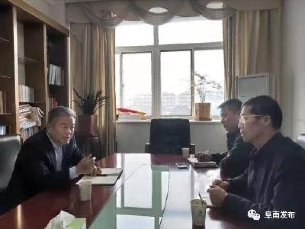 阜南县委书记崔黎（左）接受安徽经济网记者采访本文图片均来自安徽经济网、“阜南发布”微信公众号