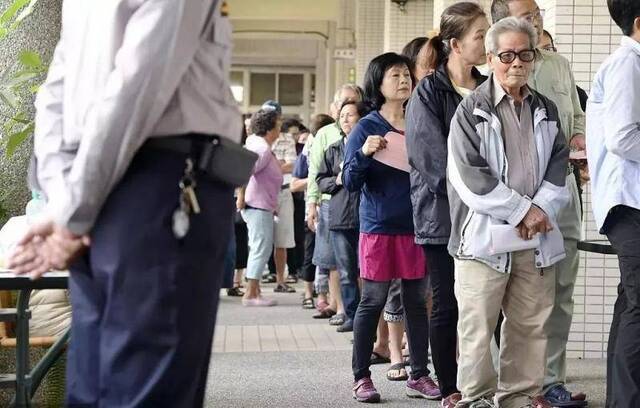 ▲台湾地区“九合一选举”投票现场。图片来源：视觉中国