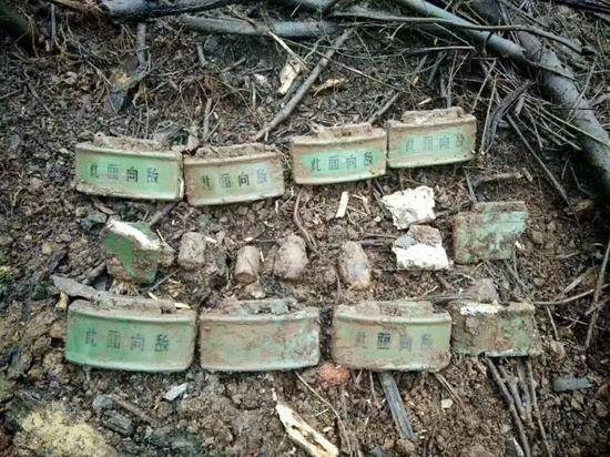 南部战区陆军云南扫雷大队官兵搜排出的部分地雷和爆炸物。黄巧摄
