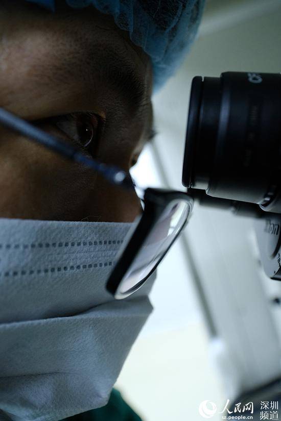 贺建奎实验室研究人员在做胚胎注射。贺建奎实验室供图