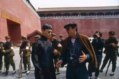 1986年，贝托鲁奇（前排右）在故宫拍摄《末代皇帝》。