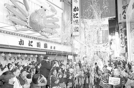 ▲大阪获得世博会主办权后，街头一片欢腾。