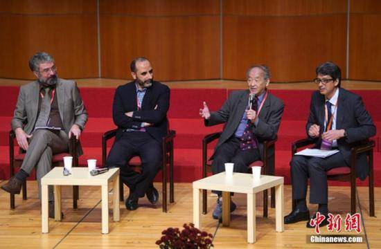 第二届人类基因组编辑国际峰会11月27日在香港大学开幕。图为生命伦理学专家邱仁宗（右二）等专家学者谈论人类基因组编辑引发的社会与伦理问题。中新网图