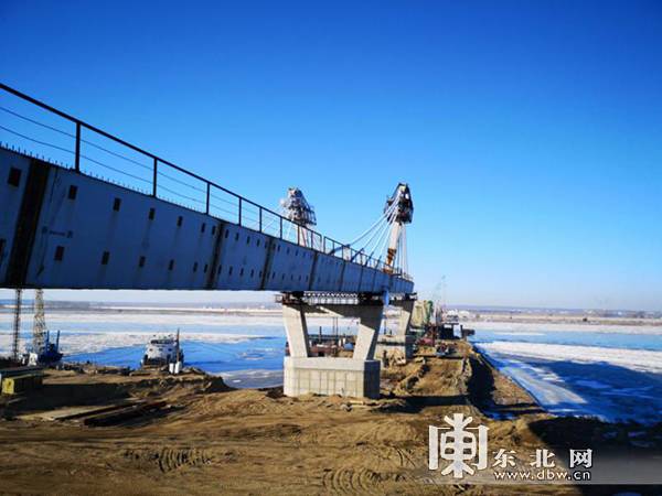 黑龙江大桥俄方工程已完成的第一阶段顶推施工的钢梁。