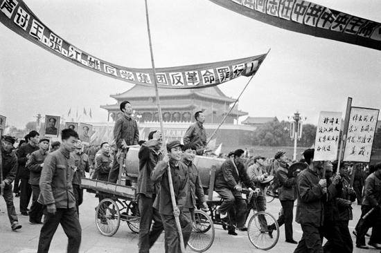 1976年10月7日，中国历史博物馆的工作人员在天安门广场游行，庆祝“四人帮”被粉碎。摄影