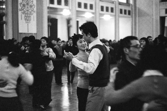 1978年除夕夜，首都群众春节联欢晚会在人民大会堂举行，被禁多年的交谊舞又出现在中国。摄影