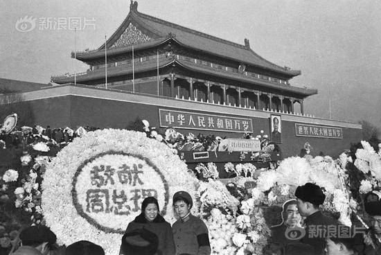 周恩来逝世周年祭1977年1月8日，天安门两侧摆满了纪念周恩来的花圈。1976年清明节，天安门爆发了悼念周恩来、反对“四人帮”的震惊中外的“四五运动”。随后，三百余人被捕入狱。摄影|贺延光