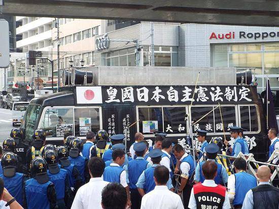 ▲2015年，日本极右翼团体在俄罗斯驻日大使馆前抗议，声援收回北方四岛（图源：视觉中国）