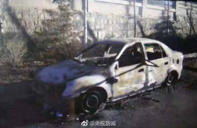 通报称，事故中过火大货车38辆、小型车12辆。央视新闻微博截图