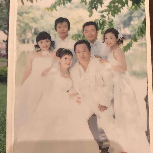 徐佳莹十几岁时拍摄的婚纱全家福。
