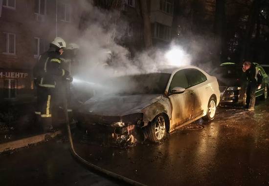 悬挂俄外交牌照的汽车在乌克兰被烧毁（图片来源：路透社）