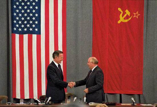 1991年7月，乔治·H·W·布什与米哈伊尔·戈尔巴乔夫在莫斯科。（图：路透）