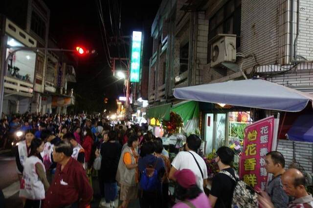 上万市民走上街头参加领鸡排活动（图片来源：台湾《联合报》）