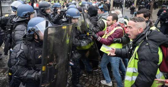 24日，反对者与防暴警察发生冲突来源：GettyImage