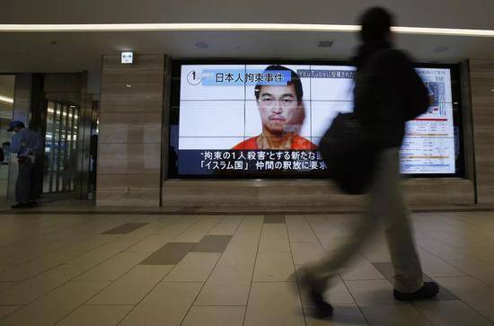 ▲资料图片：2015年1月25日，日本民众关注被IS关押日本人质后藤健二的相关消息。