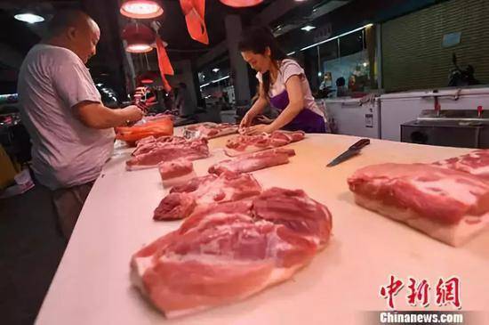 资料图：8月9日，山西太原，民众在菜市场选购猪肉。中新社记者武俊杰摄