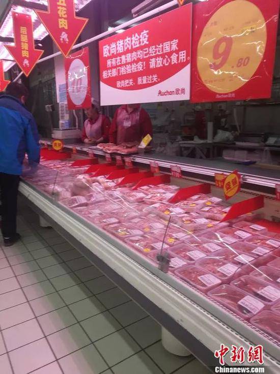 图为超市猪肉区悬挂的条幅。谢艺观摄