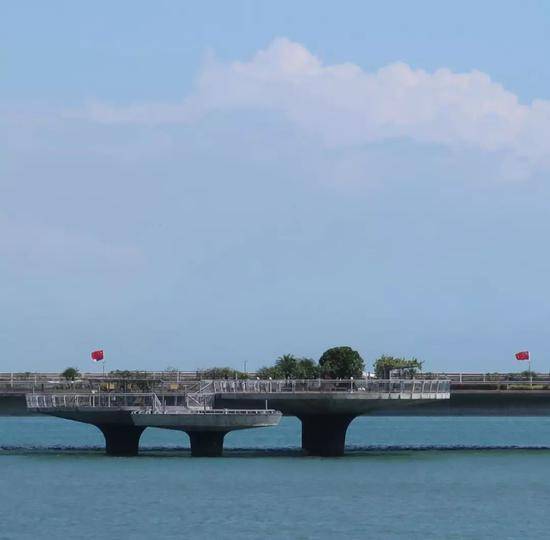 桥上的观景台与鲜明的旗帜央广记者张筱璇/摄