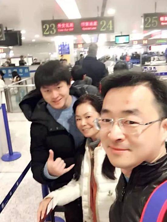 2018年春节前，蒋霞萍飞往美国前，在机场与家人告别。