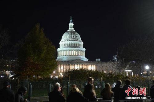 美国民众前往国会，瞻仰老布什灵柩。中新社记者陈孟统摄