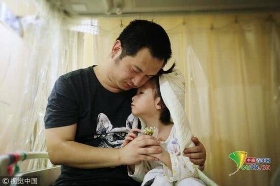 2018年11月17日，北京，父女俩紧紧地拥抱在一起，显得既幸福又伤感。魏建顺/视觉中国