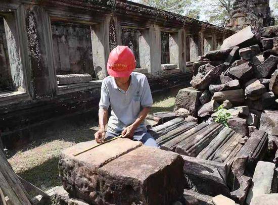 中国考古工作队参与吴哥古迹茶胶寺修复。国家文物局供图