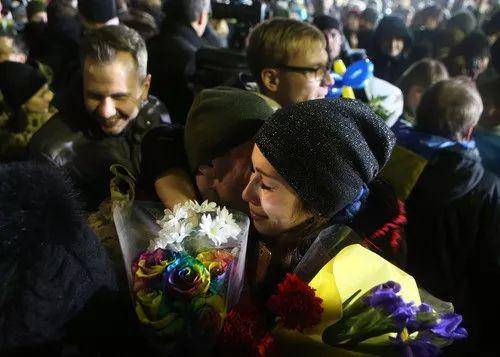 2017年12月28日，亲属们在乌克兰基辅迎接换回的战俘。新华社发
