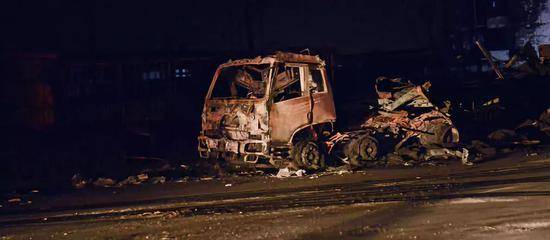 30多辆大货车在爆燃事故中毁坏。摄影/本刊记者董洁旭