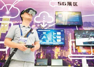 8月31日，在第十四届中国（南京）国际软件产品和信息服务交易博览会上，参观者参观体验5G展区。苏阳摄（人民视觉）