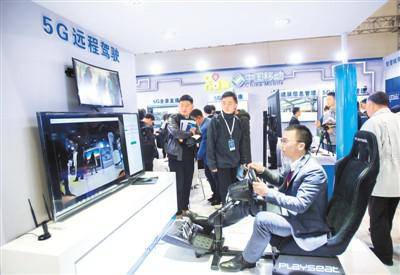 11月14日，在第十五届“中国光谷”国际光电子博览会上，观众在中国移动展区体验5G远程驾驶。新华社记者熊琦摄
