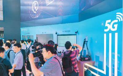 6月27日，在2018世界移动大会上，各商家将5G技术作为重点展示方向，智能机器人、VR虚拟现实、无人驾驶车辆等新科技产品纷纷亮相。王冈摄（人民视觉）