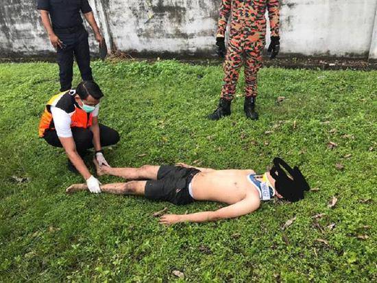 马来西亚救援人员控制少年（来源：星岛日报网）