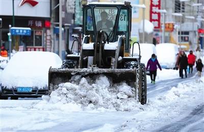 12月7日，在威海市文登区，清雪车在进行除雪作业。新华社发