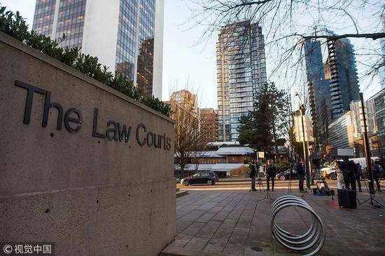 当地时间2018年12月7日，孟晚舟保释听证会在加拿大温哥华举行，媒体和公众聚集在法院外。图片来源：视觉中国