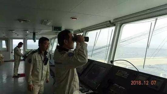 船长陈凤忠一早就到驾驶台指挥瞭望，不断用高频联系帆船手