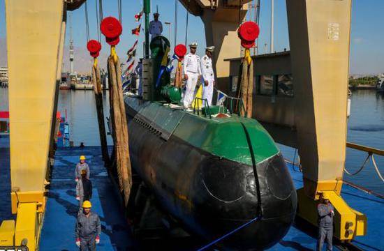 资料图片：伊朗海军国产加迪尔级潜艇下水资料图。（图片来源于网络）