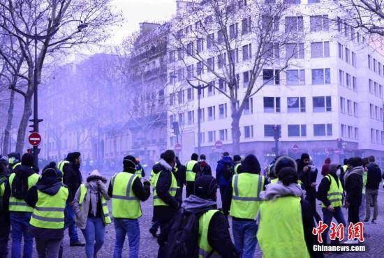 当地时间12月8日，巴黎发生新一轮大规模示威。这是巴黎连续第三个周六发生大规模示威，数以千计民众走上街头抗议。中新社记者李洋摄