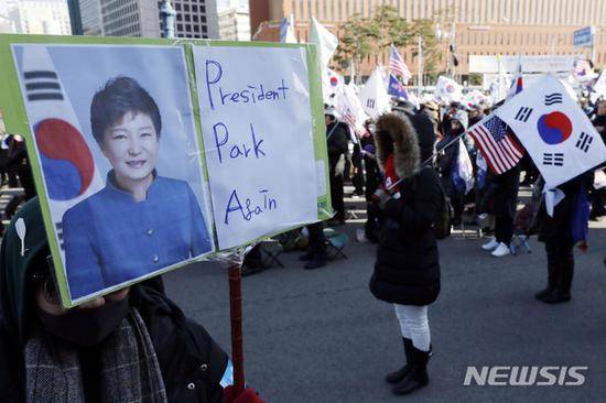 12月8日，朴槿惠支持者在首尔举行示威集会。（纽西斯通讯社）