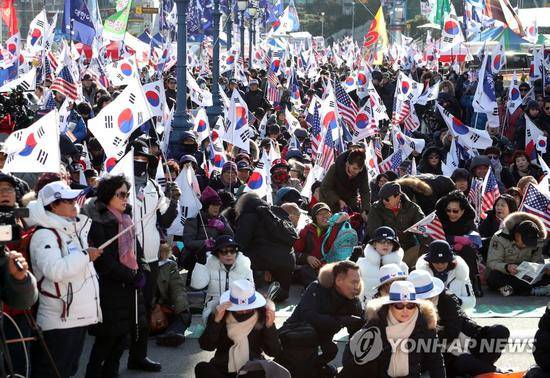12月8日，朴槿惠支持者在首尔举行示威集会。（韩联社）