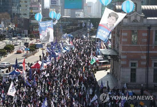 12月8日，朴槿惠支持者在首尔举行示威集会。（韩联社）