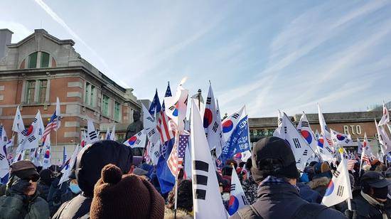 12月8日，朴槿惠支持者在首尔举行示威集会。（《周日首尔》）