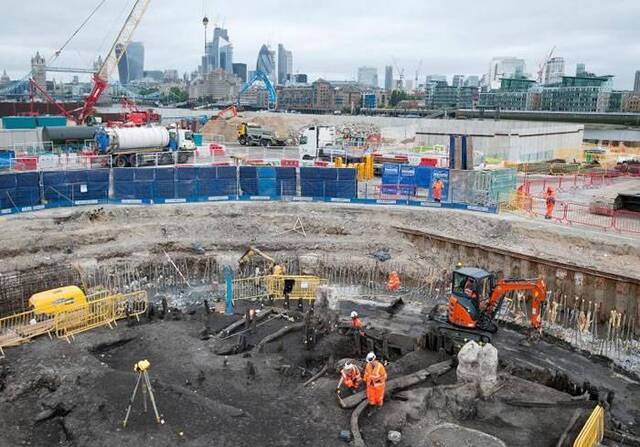 考古学家和伦敦考古博物馆（MuseumofLondonArchaeology）的专家在为泰晤士河潮路管道进行探勘发掘时找出一副500年前的骸骨。COUR