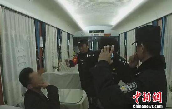 武汉铁路公安民警正在对罗某进行口头传唤。中新网图