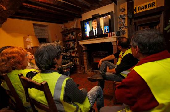 “黄背心”示威者观看马克龙电视讲话。