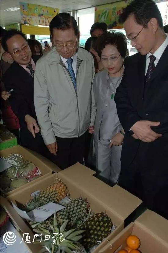 2006年5月20日，江丙坤参观厦门水果批发市场